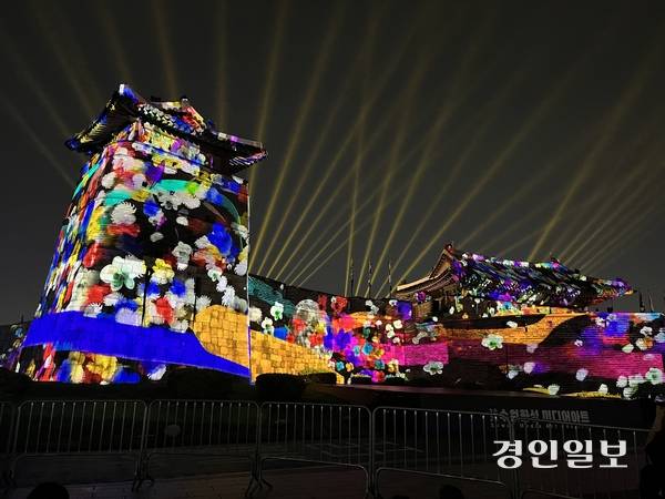 오는 12일까지 펼쳐지는 화성행궁 미디어아트. 2025.10.2 /신지영 기자 sjy@kyeongin.com