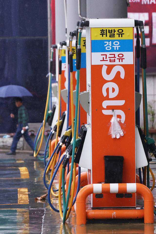 휘발유·경유 가격이 7주 만에 상승 전환했다. 한국석유공사 유가정보시스템 오피넷에 따르면 9월 넷째 주(22∼25일) 전국 주유소 휘발유 평균 판매가는 지난주보다 L당 0.6원 오른 1천660.0원이었다. 경유 평균 판매가격은 전주 대비 0.9원 상승한 1천531.0원이었다. 사진은 28일 서울의 한 주유소 모습. 연합뉴스