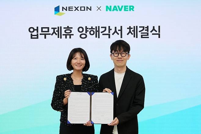 네이버 치지직이 한국 1위 게임사와 넥슨 전략적 업무협약식'을 진행했다. 최수연 네이버 대표(왼쪽)과 강대현 넥슨 대표. 사진=넥슨
