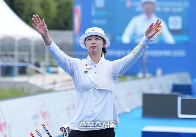 임시현(한국체육대학교)이 2일 광주광역시 광주국제양궁장과 5·18 민주광장 일대에서 열린 ‘현대자동차 정몽구배 한국양궁대회 2025’ 리커브 여자 통합 개인 8강전에서 관중석을 향해 인사를 하고 있다. 2025. 10. 2. 대한양궁협회 제공.