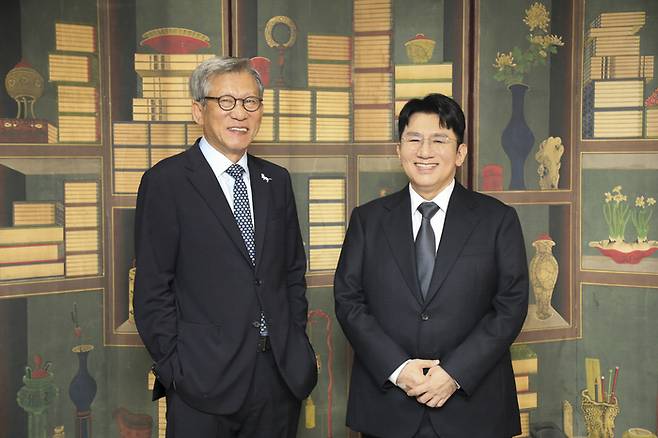 유홍준 국립중앙박물관장(왼족), 방시혁 하이브 의장. 사진 | 하이브