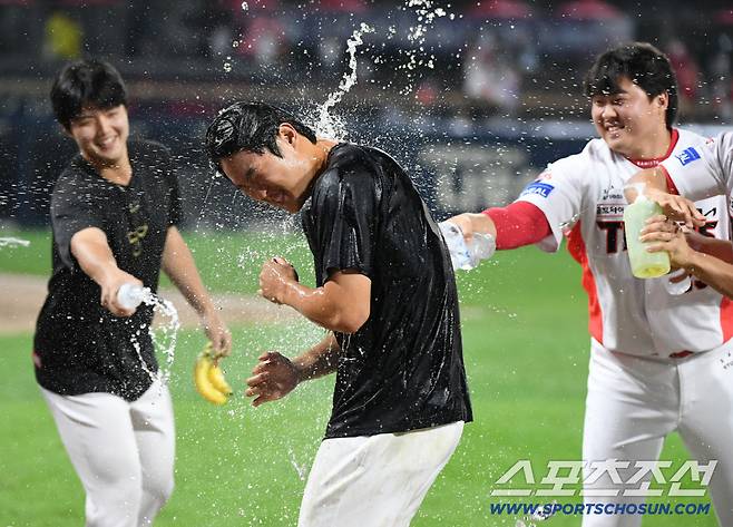 2일 광주 기아챔피언스필드에서 열린 SSG-KIA전. KIA가 7대2로 승리했다. 데뷔 첫 선발승을 거둔 이도현이 동료들의 물세례를 받고 있다. 광주=정재근 기자 cjg@sportschosun.com/2025.10.2/