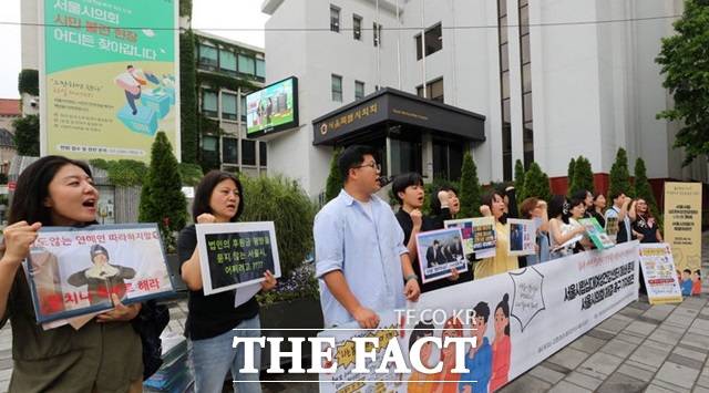 서울시립십대여성건강센터 나는 봄 폐쇄저지를 위한 공동대책위원회 회원들이 6월 16일 오전 서울 중구 서울시의회 앞에서 서울시립십대여성건강센터 폐쇄문제에 대한 해결을 촉구하며 구호를 외치고 있다./뉴시스