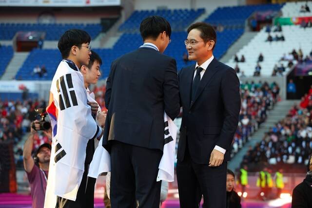 이재용 삼성전자 회장(오른쪽)이 지난해 추석 연휴를 활용, 프랑스에서 열린 국제기능올림픽대회 폐회식 현장을 찾아 한국 선수단을 격려하고 있다. /삼성