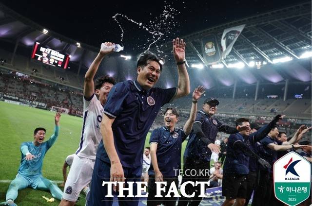 올 시즌 첫 K리그1 무대 입성에 이어 파이널A 진출의 기적을 노리는 안양 선수단./K리그