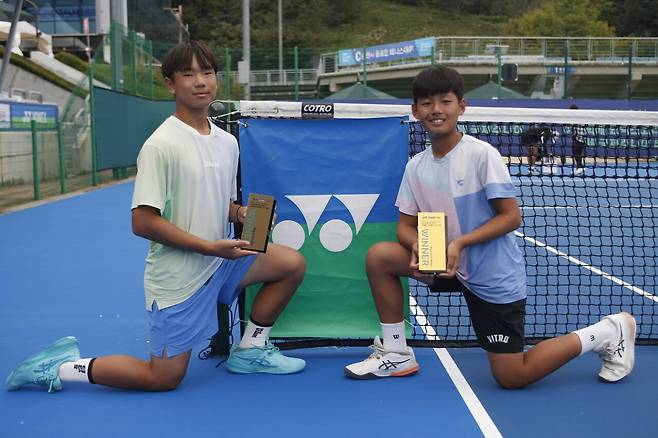 2025 ATF 이덕희배 14세부 남자복식에서 우승한 최민건과 홍승유(오른쪽)