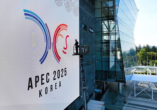 지난 1일 경북 경주화백컨벤션센터에서 작업자가 외벽에 설치한 대형 전광판을 점검하고 있다. 경주화백컨벤션센터에선 오는 31일부터 이틀간 아시아태평양경제협력체(APEC) 정상회의가 열린다./김동환 기자