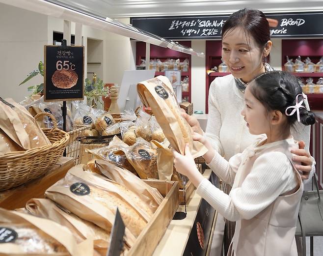 신세계푸드가 이마트 내 베이커리에 출시한 건강빵이 큰 인기를 끌고 있다. /신세계푸드