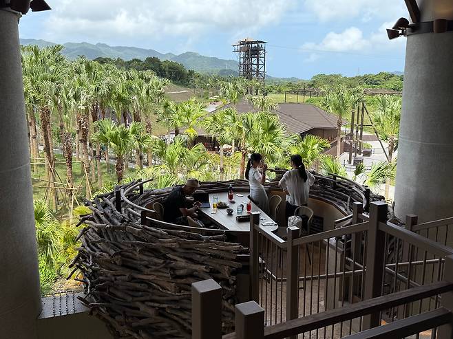 메인 레스토랑의 새 둥지 모양 좌석./ 오키나와(일본)=박진우 기자