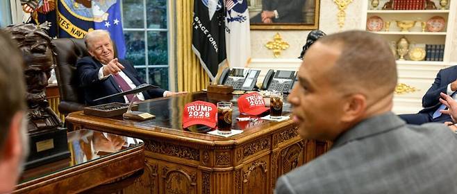 도널드 트럼프 미국 대통령(뒷줄 왼쪽)은 지난달 29일 백악관 집무실에서 연방정부 ‘셧다운’을 막기 위해 여야 의회 지도부와 회동 때 책상에 ‘트럼프 2028(트럼프 3선을 의미)’ 문구가 새겨진 모자를 올려놓았다. 사진 출처 트루스소셜