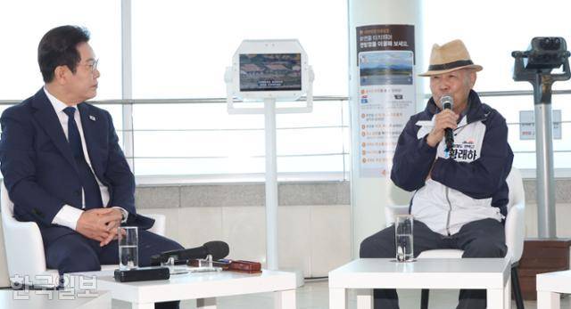 추석 명절을 맞아 이재명 대통령이 3일 인천 강화군 평화전망대에서 열린 실향민과의 대화에서 발언을 듣고 있다. 왕태석 선임기자