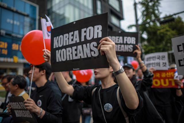 3일 서울지하철 4호선 동대문역 인근에서 열린 자유대학 집회 참가자들이 광화문 방향으로 행진하고 있다. 뉴시스