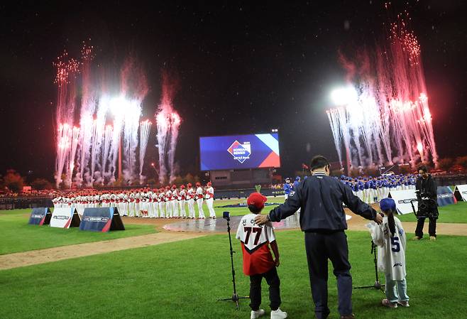 2024 신한 쏠뱅크 KBO 한국시리즈 1차전 삼성과 KIA의 경기가 21일 오후 광주 기아챔피언스필드에서 열렸다. 개막선언과 함께 불꽃이 피어오르고 있다. 광주=정시종 기자 capa@edaily.co.kr /2024.10.21.