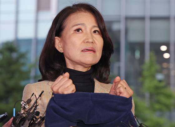 이진숙 전 방송통신위원장이 2일 오후 서울 대치동 자택에서 경찰에게 체포된 뒤 영등포경찰서에서 입장을 밝히고 있다. 경찰은 이날 오후 4시 4분쯤 국가공무원법 및 공직선거법 위반 혐의로 이 전 위원장에 대한 체포영장을 집행했다. 뉴스1