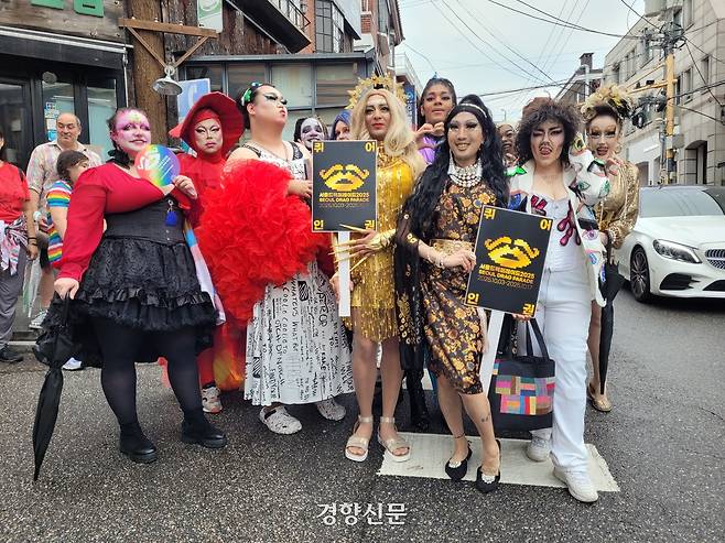 2025 서울드랙퍼레이드가 열린 3일 서울 용산구 이태원에서 참가자들이 행진 전 포즈를 취하고 있다. 백민정 기자