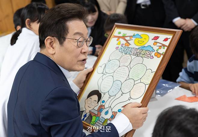 이재명 대통령이 3일 인천 강화군 아동양육시설 계명원을 방문해 아이들이 쓴 메시지가 담긴 액자를 보고 있다. 2025.10,03 대통령실제공