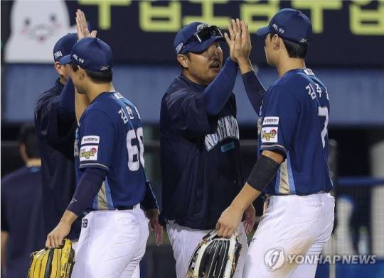 NC 이호준 감독이 승리한 뒤 선수들을 격려하고 있다. / 사진=연합뉴스