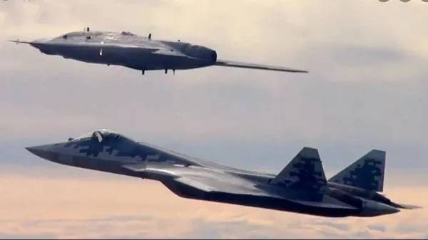Su-57은 S-70 무인기와 유무인 복합 전투를 시험하기도 했다. 출처 러시아 국방부
