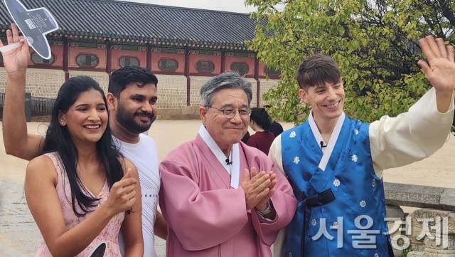 연휴 첫날인 3일 경복궁을 찾은 허민 국가유산청장이 ‘문화유산 홍보대사’인 방송인 파비앙과 함께 인도에서 왔다는 관람객과 기념사진을 찍고 있다. 최수문기자