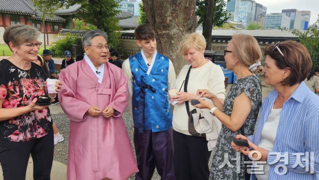 허민 국가유산청장이 3일 경복궁에서 독일·러시아 등에서 온 관람객과 대화하고 있다. 최수문기자