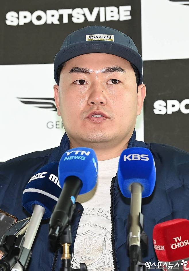 미국 메이저리그(MLB)에서 선수 생활을 했던 최지만이 무릎 부상으로 입대 3개월 만에 전역했다. 지난 5월 15일 사회복무요원으로 입대했으나 최근 무릎 통증으로 정밀 검사를 받았다. 이후 의료진 소견에 따라 병무청 재검 절차를 진행한 결과 5급 전시근로역 판정을 받으면서 2025년 8월 26일 전역했다. 엑스포츠뉴스 DB