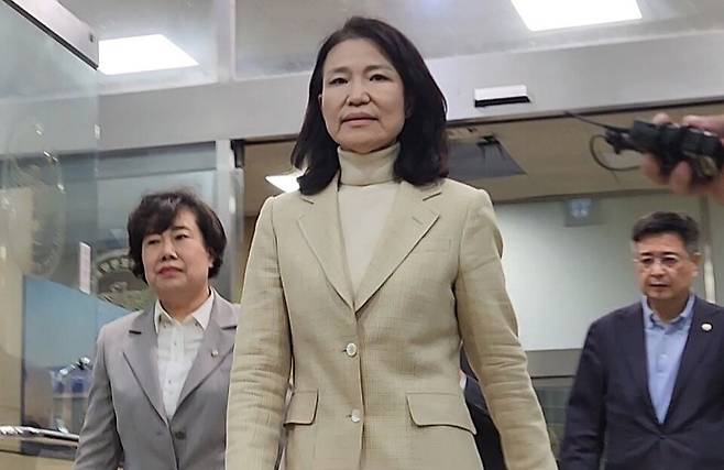 ▲ 석방된 이진숙 전 방송통신위원장이 4일 오후 서울 영등포경찰서를 나서고 있다. /연합뉴스