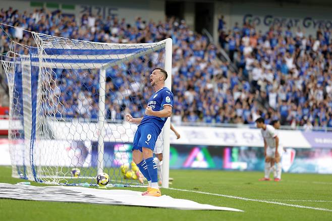 4일 수원월드컵경기장서 열린 K리그2 32라운드 경기서 수원 삼성의 일류첸코가 부천FC와 경기서 후반 추가시간 동점골을 터트린후 환호하고 있다. 사진=한국프로축구연맹