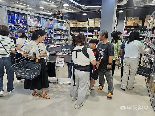 4일 오후 광주 광산구 수완동 광주 첫 창고형 약국이 문을 연 가운데 매장 안에서 손님들이 의약품을 고르고 있다. 강주비 기자