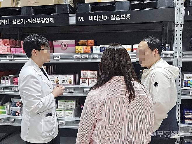 4일 오후 광주 광산구 수완동 광주 첫 창고형 약국이 문을 연 가운데 매장 안에서 약사가 손님들에게 복약지도를 하고 있다. 강주비 기자