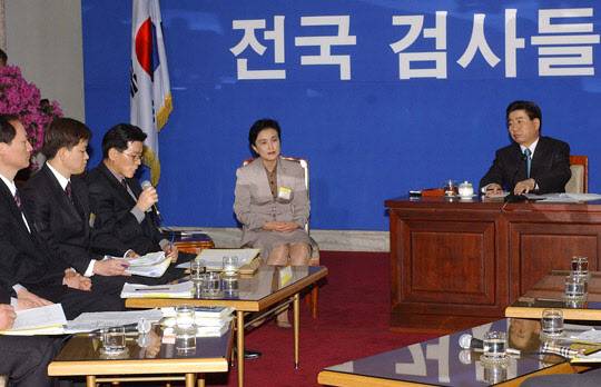 2003년 3월 9일 노무현 대통령이 정부종합청사에서 열린 전국 평검사들과의 대화에서 질문을 받고 있다. (사진=연합뉴스)