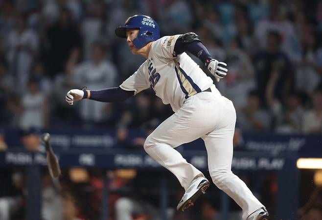 NC 박건우가 창원NC파크에서 열린 2025 KBO리그 LG와 경기에서 2루타를 치고 있다. 사진 | 창원=연합뉴스