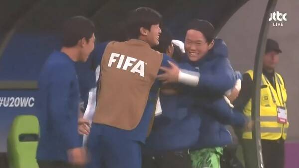 종료 휘슬이 울리자 16강 진출이 확정된듯 기뻐한 한국 U-20 대표팀. ⓒJTBC