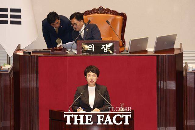 김은혜 국민의힘 의원이 여성 의원 중 필리버스터 최장 기록을 경신했다. 사진은 김 의원이 지난달 28일 '국회에서의 증언·감정 등에 관한 법률 일부개정법률안'에 대한 반대 필리버스터를 하는 모습. /뉴시스