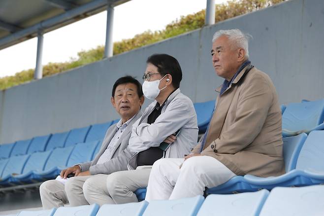 이서아의 준결승 경기를 지켜보는 홍순용 장호재단 집행위원장, 김철웅 요넥스코리아 대표, 주원홍 대한테니스협회장(왼쪽부터)