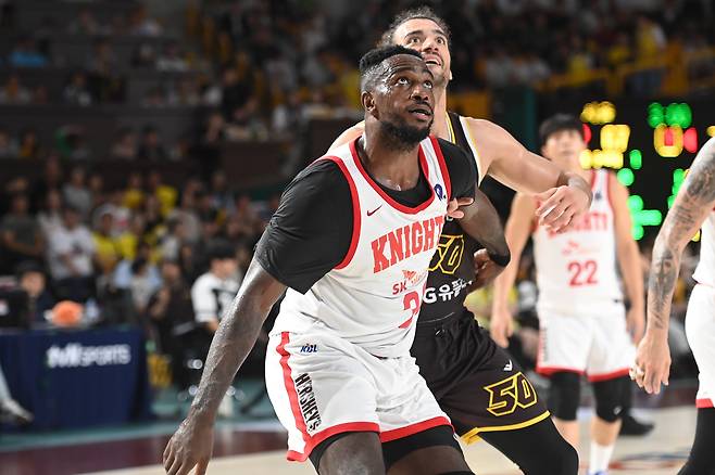 3일 프로농구 개막전에서 리바운드 다툼을 벌이고 있는 SK 자밀 워니(앞)와 LG 아셈 마레이. /KBL