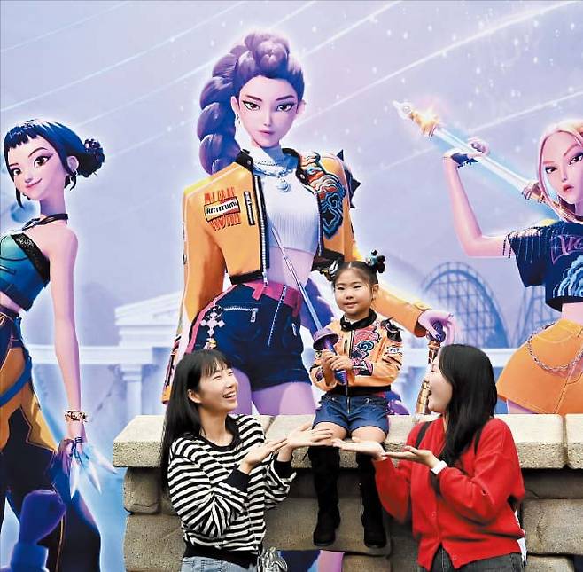 “한국, 아시아 최고 문화 강국” 지난달 30일 경기 용인 에버랜드 방문객들이 넷플릭스 드라마 ‘케이팝 데몬 헌터스’ 테마존에서 사진을 찍고 있다. 파르도 교수는 “한국은 이제 아시아 최고의 문화 강국”이라며 “음악·영화·드라마 등에서 전 세계에서 인정받는 문화를 가진 몇 안 되는 나라”라고 했다./뉴시스