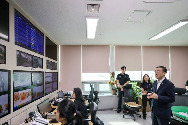 이명구 관세청장이 9월 30일 부산시 강서구 김해국제공항을 방문해 '2025 경주 APEC 정상회의' 대비 준비상황을 점검하고 있다. /관세청 제공