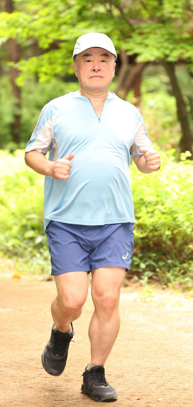 이명현 변호사가 서울 남산순환도로를 달리고 있다. 신원건 기자 laputa@donga.com