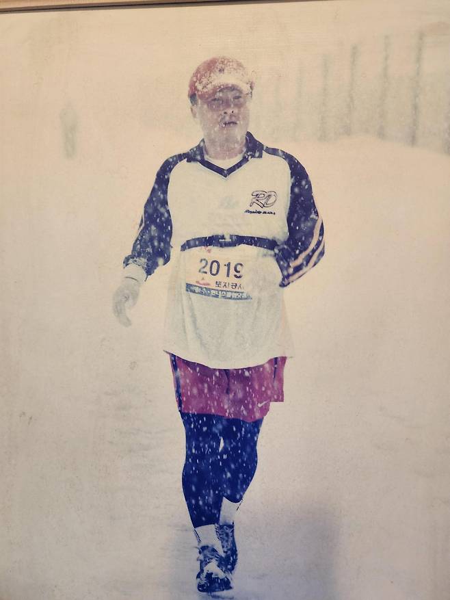 이명현 변호사가 2001년 2월 북한 금강산에서 열린 ‘제1회 금강산 마라톤대회’에 참가해 눈이 오는 가운데 질주하고 있다. 이명현 변호사 제공.