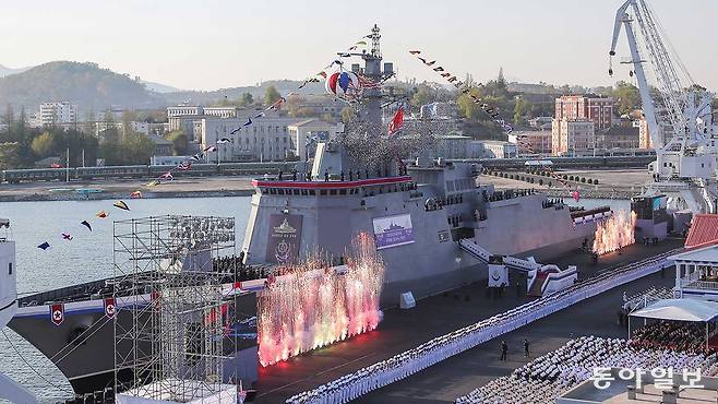 올해 4월 25일 남포조선소에서 5000t급 신형구축함 ‘최현호’ 진수식 진행되는 있는 모습. 조선중앙방송 캡처
