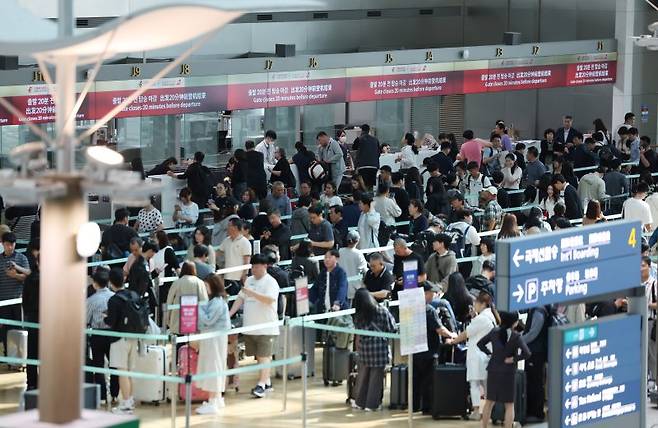 추석 황금연휴를 앞둔 1일 인천국제공항 1터미널이 여행객들로 북적이고 있다. 인천국제공항공사에 따르면 올해 추석 황금연휴 기간(2일~12일)에 인천공항을 오가는 여객은 245만 3000명으로 예상했다. 뉴시스