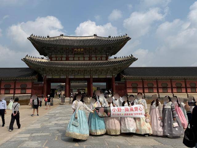 중국 최대 명절인 국경절·중추절 연휴(1~8일)가 시작된 1일 서울 종로구 경복궁 일대에서 중국인 단체 관광객이 단체 사진을 찍고 있다. 허유정 기자