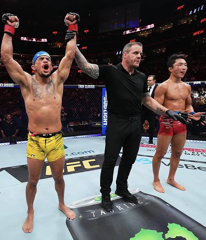 다니엘 산토스(왼쪽)가 이정영을 이긴 뒤 환호하고 있다. 사진=UFC 코리아 SNS