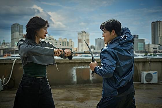 넷플릭스 영화 '사마귀'의 특급 킬러 재이(박규영, 왼쪽)와 한울(임시완). 사진 넷플릭스