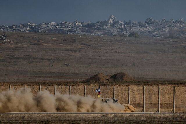 이스라엘군 병력수송장갑차(APC)가 3일(현지시간) 가자지구 국경 담장 앞에서 흙먼지를 날리며 기동하고 있다. 가자지구 전쟁은 오는 7일로 개전 후 2년을 맞는다. 로이터연합뉴스