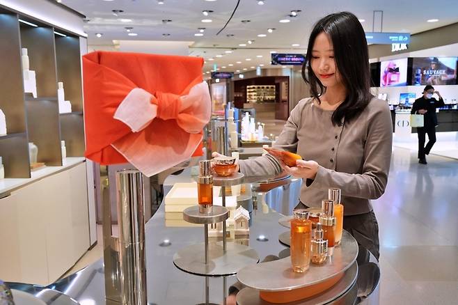 서울 중구 소공동에 위치한 롯데백화점 본점 지하 1층 화장품 매장에서 고객이 상품을 구경하고 있다. 롯데쇼핑