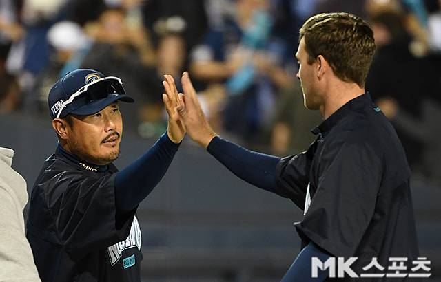 NC를 이끄는 이호준 감독(왼쪽)과 라일리. 사진=천정환 기자
