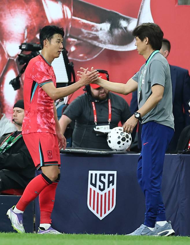 지난달 6일(현지시간) 미국 뉴저지주 해리슨 스포츠일러스트레이티드 스타디움에서 열린 한국 대 미국 친선경기에서 홍명보 감독이 교체되는 손흥민을 격려하고 있다. 연합뉴스