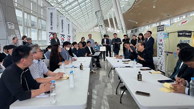 김윤덕 국토교통부 장관이 4일 전남 무안국제공항을 찾아 12·29 무안공항 제주항공 여객기 참사 유가족과 면담하고 있다. 12·29 무안공항 제주항공 여객기 참사 유가족협의회 제공
