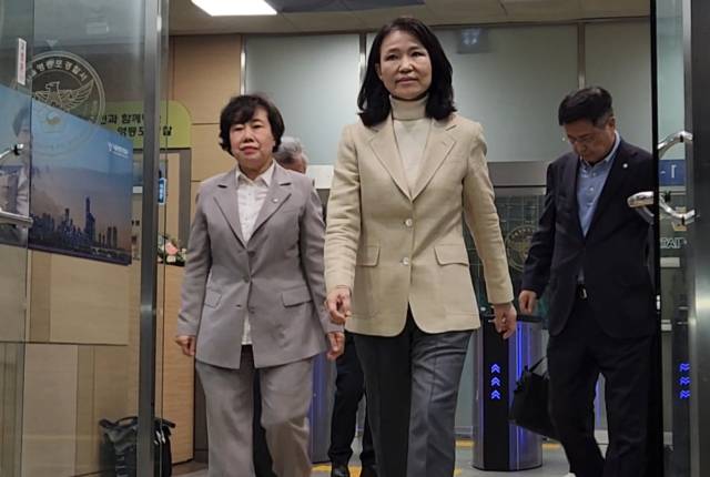 ▲석방된 이진숙 전 방송통신위원장이 4일 오후 서울 영등포경찰서를 나서고 있다. ⓒ연합뉴스